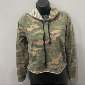 Camo cropped hoodie